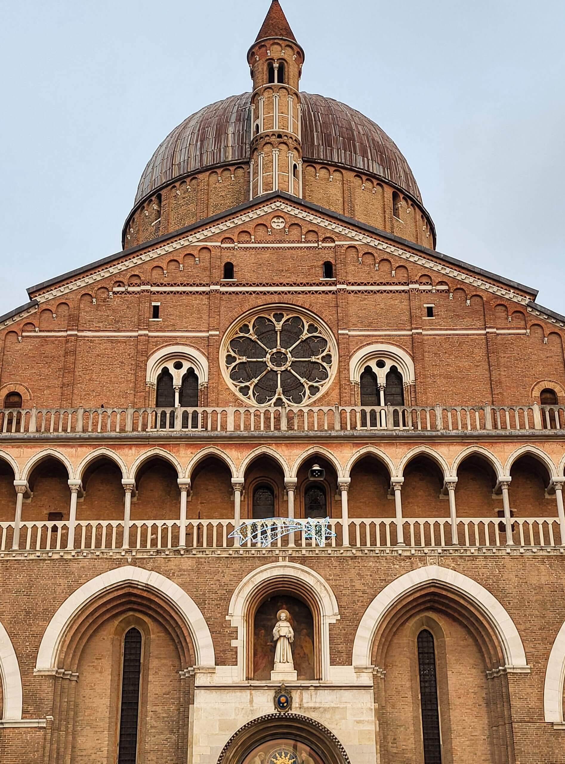 Basilica di Sant'Antonio Padova La Basilica di Sant'Antonio a Padova, iconica meta di pellegrinaggio, visitabile in totale libertà senza il peso dei bagagli grazie a Baggy Lockers.