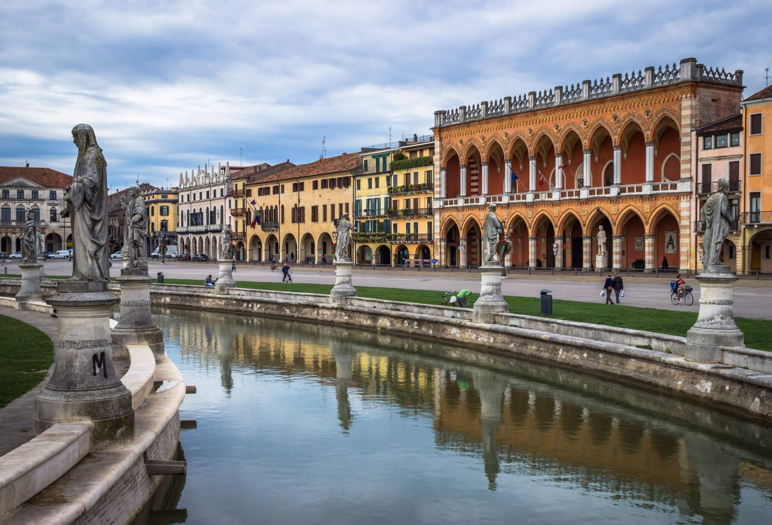 Prato della Valle Padova Veduta diurna di Prato della Valle a Padova con la Loggia Amulea