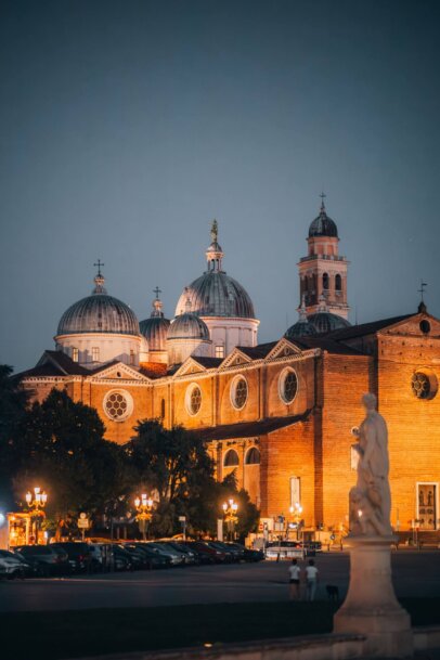 Padova Centro Storico Notte La Basilica di Sant'Antonio illuminata di notte nel centro storico di Padova, uno spettacolo da ammirare a mani libere.